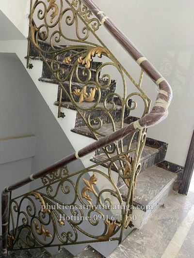 Màu vàng chủ đạo sẽ giúp cho không gian trong nhà sang và nổi bật hơn. Với thiết kế vô cùng độc đáo, những hoa văn, họa tiết trên cầu thang sẽ tạo nên vẻ đẹp khác biệt và đẳng cấp.