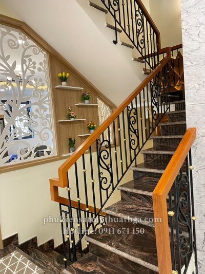 Mẫu lan can cầu thang có chi tiết đơn giản mang lại cho căn nhà một nét duyên dáng và thanh lịch, phù hợp với các ngôi nhà có phong cách tối giản.