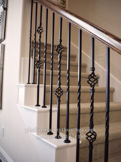 Với kiểu dáng đơn giản, tinh tế, mẫu cầu thang này phù hợp với những ngôi nhà có phong cách cổ điển, tối giản. 