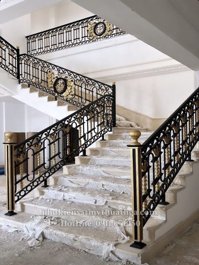 Mẫu cầu thang vừa mang phong cách cổ điển, quyền quý vừa mang hơi hướng hiện đại cực sang trọng.