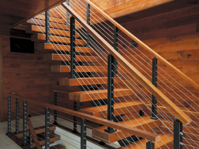 Cầu thang xương cá khung sắt nhưng có phần bậc được làm từ gỗ tự nhiên mang đến không gian ấm áp và sang trọng cho căn nhà. 