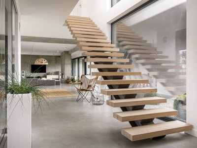 Mẫu cầu thang bậc gỗ sáng màu giúp căn nhà trở nên thông thoáng và không tạo cảm giác bí bách. 