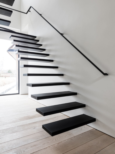Đây là một trong những mẫu cầu thang được ưu chuộng nhất bởi sự khác biệt, độc đáo của nó. Với thiết kế không tốn quá nhiều diện tích, cũng không làm chắn tầm nhìn trong nhà, đây là một mẫu cầu thang mà những ngôi nhà nhỏ nên sở hữu. 