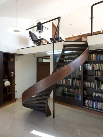 Cầu thang sắt gác lửng được thiết kế hình xoắn ốc mềm mại, uyển chuyển tạo điểm nhấn cho căn nhà, mang đến không gian sống khác biệt và đẳng cấp. 