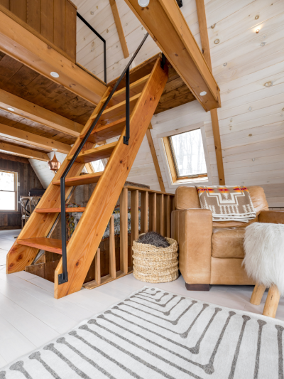 Cầu thang gác xếp gỗ với tay vịn kim loại được thiết kế đơn giản, không chiếm nhiều diện tích, vừa đáp ứng đầy đủ công năng, vừa tạo giá trị thẩm mỹ cho căn nhà. 