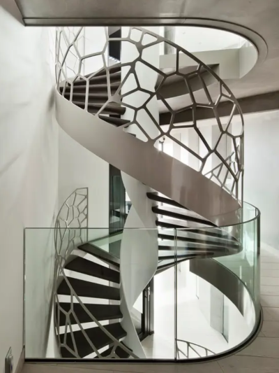 Mẫu cầu thang sắt hình xoắn ốc với thiết kế độc đáo, hiện đại sẽ là điểm nhấn nổi bật, góp phần làm tăng giá trị thẩm mỹ của căn nhà. 