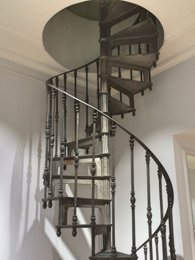 Mẫu cầu thang sắt hình xoáy ốc này có thiết kế nhẹ nhàng, đơn giản, phù hợp cho những căn nhà có diện tích nhỏ và có phong cách cổ điển. 