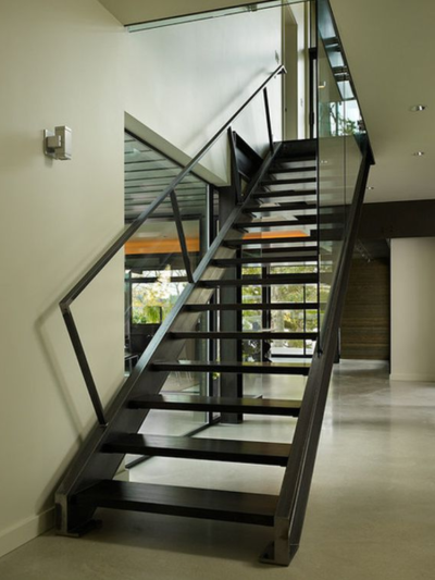 Cầu thang sắt nhà cấp 4 với màu đen chủ đạo, mang đến một không gian sống tối giản, đẳng cấp và trang nhã. 