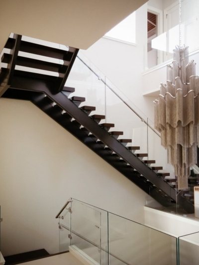 Đây là mẫu cầu thang khung xương cá sắt thép hộp cực độc lạ và tinh tế, cầu thang làm điểm nổi bật cho kiến trúc nhà hiện đại mang phong cách tối giản. 