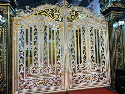 Mẫu cổng nhôm đúc có tone màu trắng chủ đạo và được điểm nhấn bởi những đường nét màu vàng mang đến nét đẹp sang trọng và quý phái.
