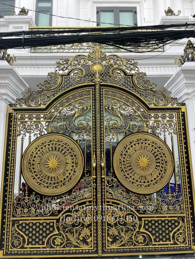 Cổng nhôm đúc có họa tiết trống đồng mang đậm bản sắc dân tộc Việt Nam. Mẫu cổng đẹp đồ sộ, lộng lẫy, xa hoa phù hợp cho những công trình biệt thự có diện tích lớn.