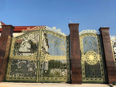 Mẫu cổng sắt CNC 2 cánh chính, 1 cánh phụ đẹp đẳng cấp, thể hiện được sự phồn vinh, quyền uy của gia chủ. Mẫu cổng này phù hợp cho những thiết kế biệt thự nhà vườn có diện tích lớn. 