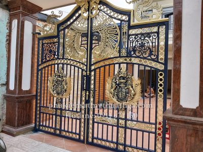 Mẫu cổng có sự kết hợp giữa màu đen và vàng, cùng với họa tiết phù điêu sư tử làm tăng lên vẻ đẹp thời thượng, quyền quý. 