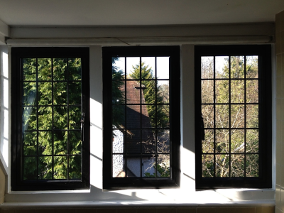 Mẫu cửa sổ được làm từ chất liệu cao cấp là nhôm kinh xingfa, hỗ trợ cách âm tốt và mang đến nét đẹp hiện đại cho căn nhà. 