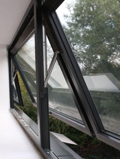 Cửa sổ 3 cánh dạng lật cách âm là một trong những mẫu cửa sổ được yêu thích nhất hiện nay. 