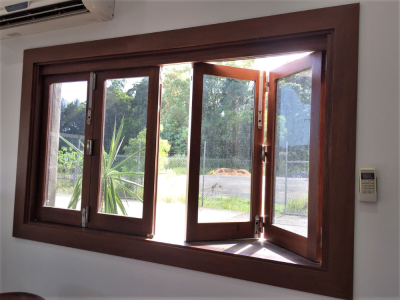 Cửa sổ thép vân gỗ là cửa sổ cách âm, giúp bạn có cuộc sống riêng tư và thoải mái hơn. 