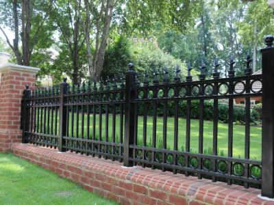Hàng rào sắt hộp màu đen sẽ không bao giờ lỗi thời bởi nó mang nét đẹp cổ điển và phù hợp với mọi kiểu nhà. 