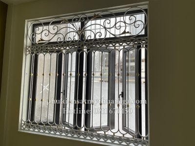 Mẫu cửa sổ 4 cánh kết hợp khung sắt bảo vệ mang vẻ đẹp tinh tế, mềm mại nhưng vô cùng sang trọng. 