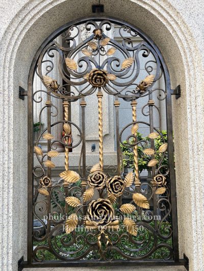 Mẫu hoa sắt cửa sổ này được thiết kế và gia công rất tỉ mẫn bởi bàn tay của người thợ. Mẫu hoa sắt này sẽ giúp mang đến vẻ đẹp cuốn hút, quyền quý và sang trọng cho căn nhà. 